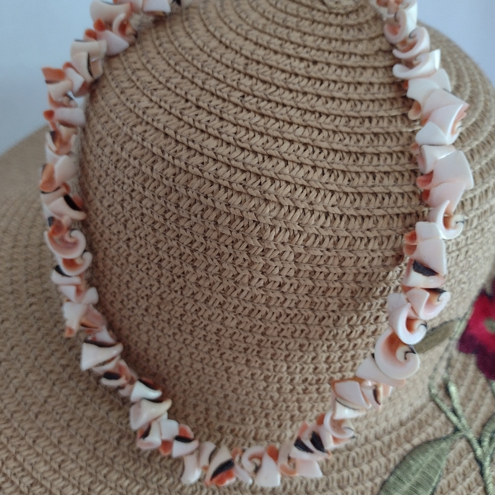 ☀️Sold ☀️Vintage Shell necklace